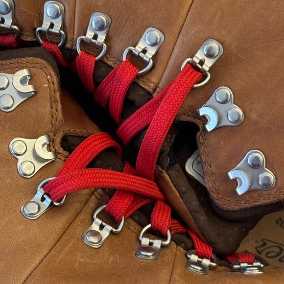 Women's Danner Mountain 600 Waterproof Hiking Boots - Picture 3 of 6